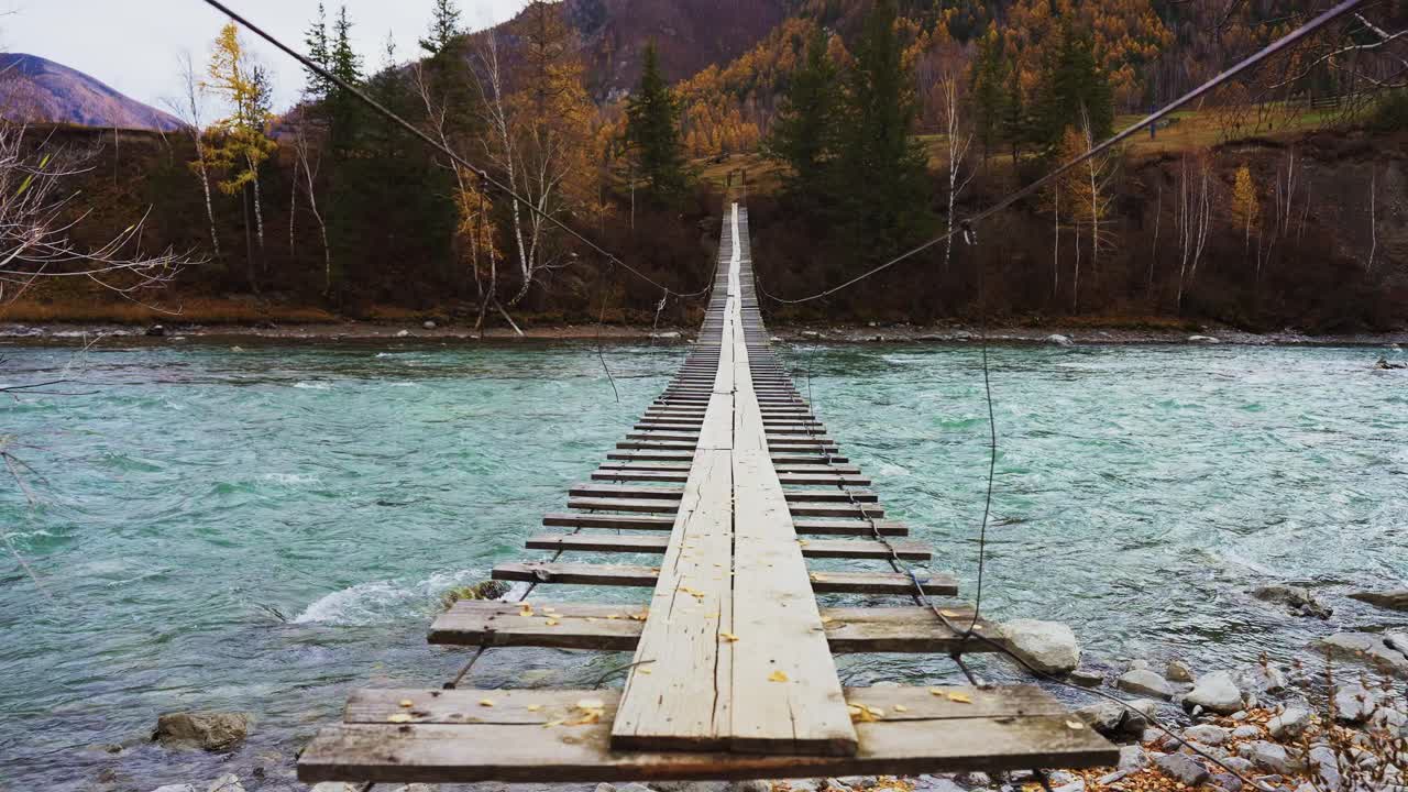 Ponte sospeso su un fiume tra le montagne