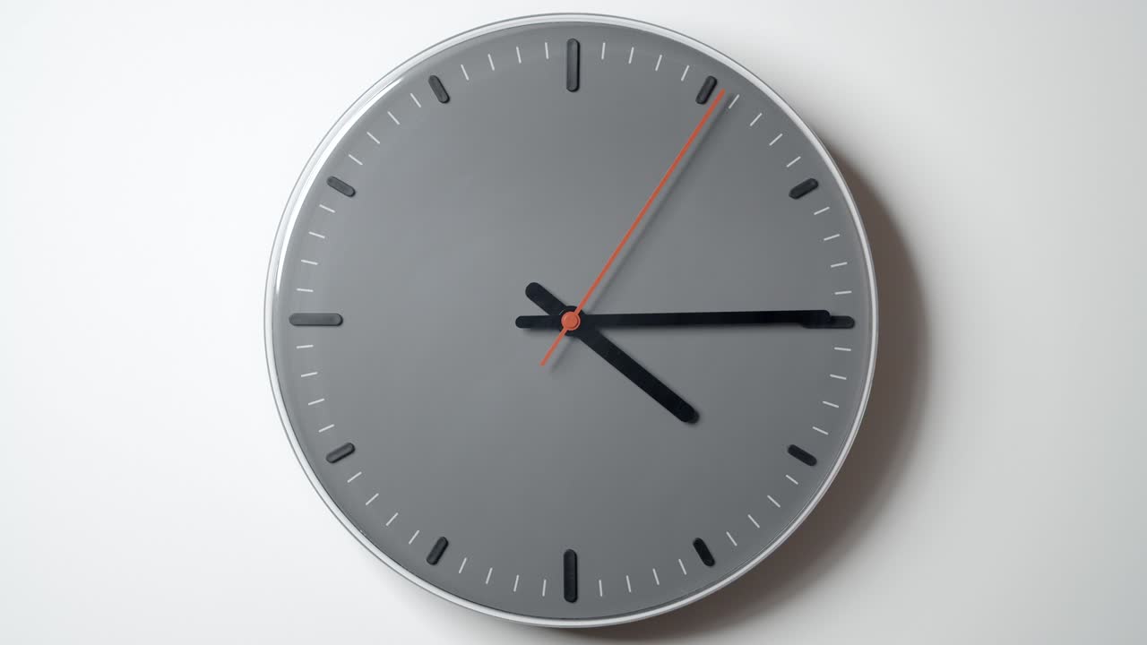 reloj en lapso de tiempo de 4 a 7 horas en la pared blanca