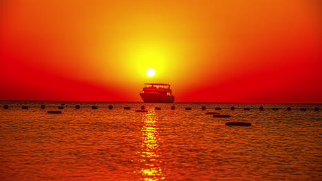 Vibrante-Lapso-De-Tiempo-Del-Amanecer-En-El-Yate-Anclado-En-El-Mar-Rojo-En-Primer-Plano