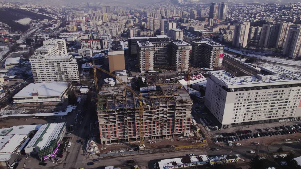 amplia vista aérea del sitio de construcción de un edificio residencial en una ciudad