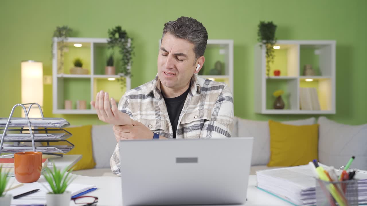 Bone and joint pains of the sick man and. Arm pain.