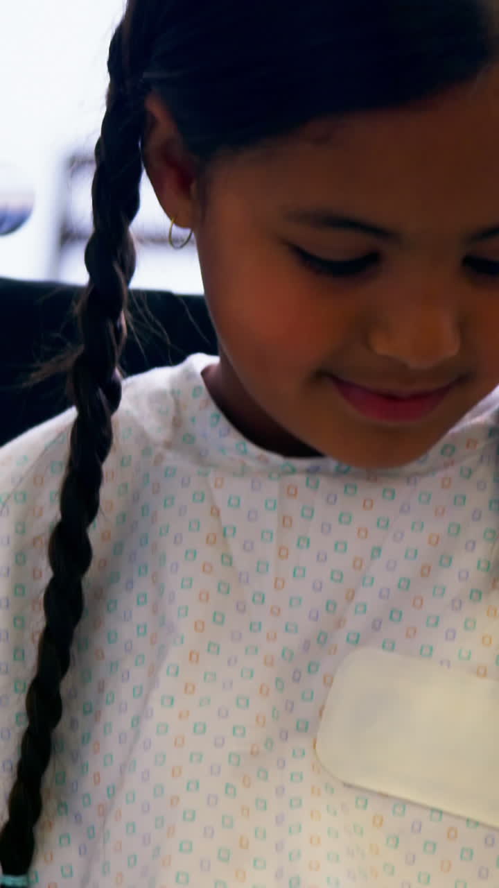 una chica sentada en una silla de ruedas.
