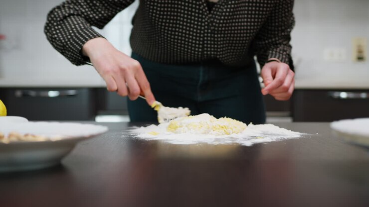 Un pasticcere mescola gli ingredienti per il tipico dolce pasquale italiano.
