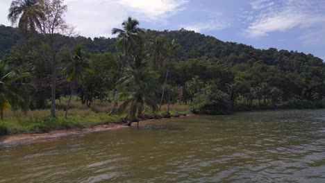 Gebirgige-Insellandschaft,-Natürlicher-Strand