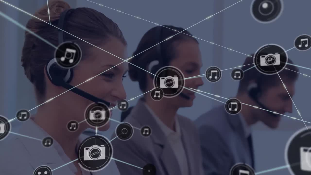 animación de la red de iconos digitales sobre mujer caucásica hablando en auriculares de teléfono en la oficina