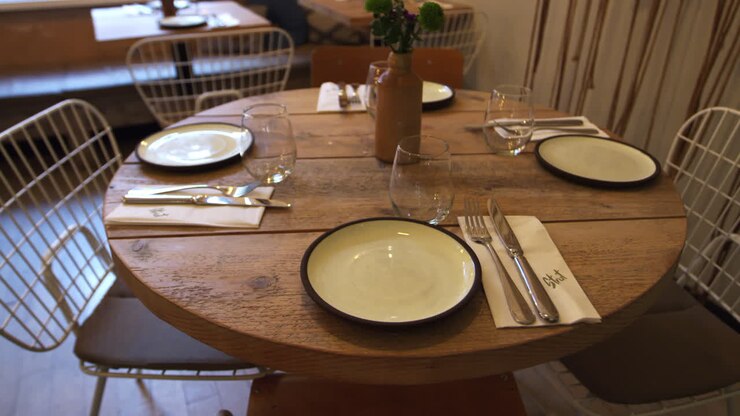 Ripresa con zoom all'indietro di un tavolo vuoto in un ristorante alla moda