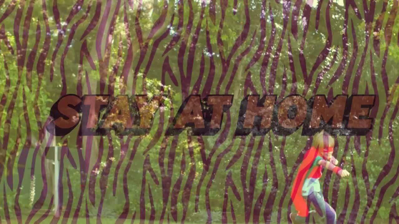 케이프를 입은 백인 소년보다 집에 머무르는 텍스트의 애니메이션