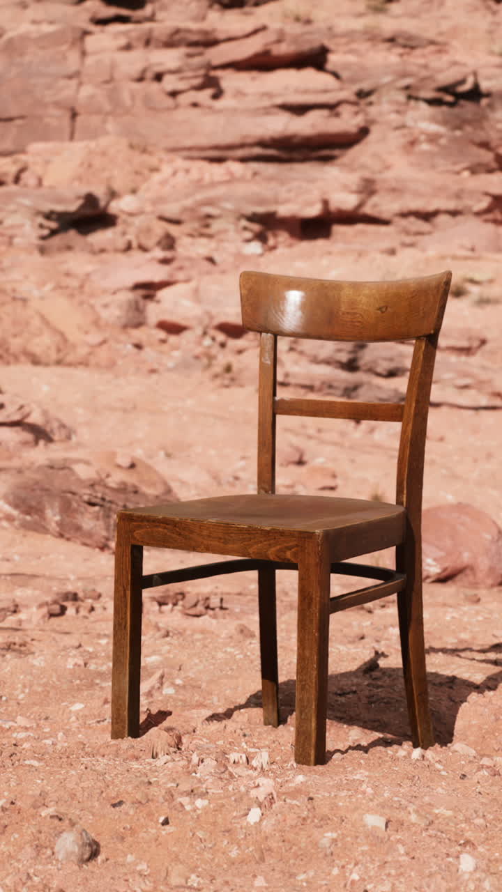 una silla de madera solitaria en el desierto