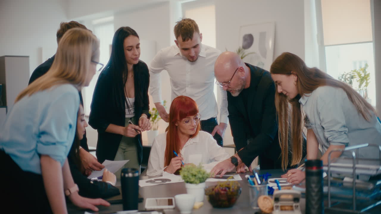 사업가 여성이 사무실에서 직원들과 브레인스토밍을 합니다.
