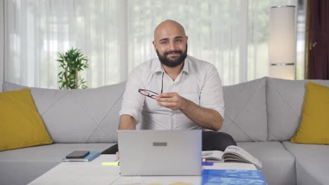 Hombre-Trabajador-De-Oficina-En-Casa-Sonriendo-A-La-Cámara.