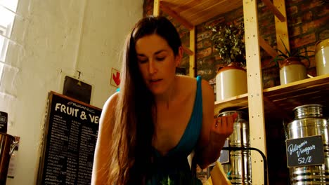 hermosa mujer de compras en el supermercado 4k