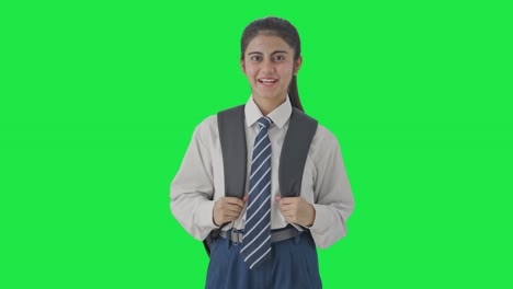 chica de la escuela india feliz hablando con la cámara pantalla verde