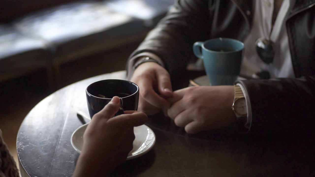 여자와 남자가 데이트를 해요