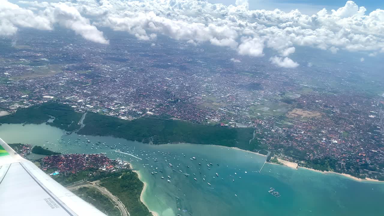 비행기 창에서 발리 섬의 아름다운 전망