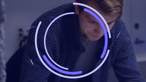 múltiples formas abstractas que se forman contra el hombre usando un teléfono inteligente