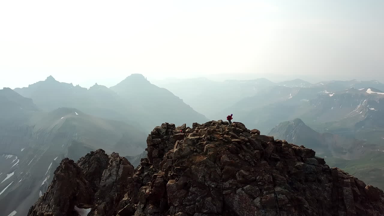 바위 정상 회담, 역동적 인 공중보기 위에 여성 등반가