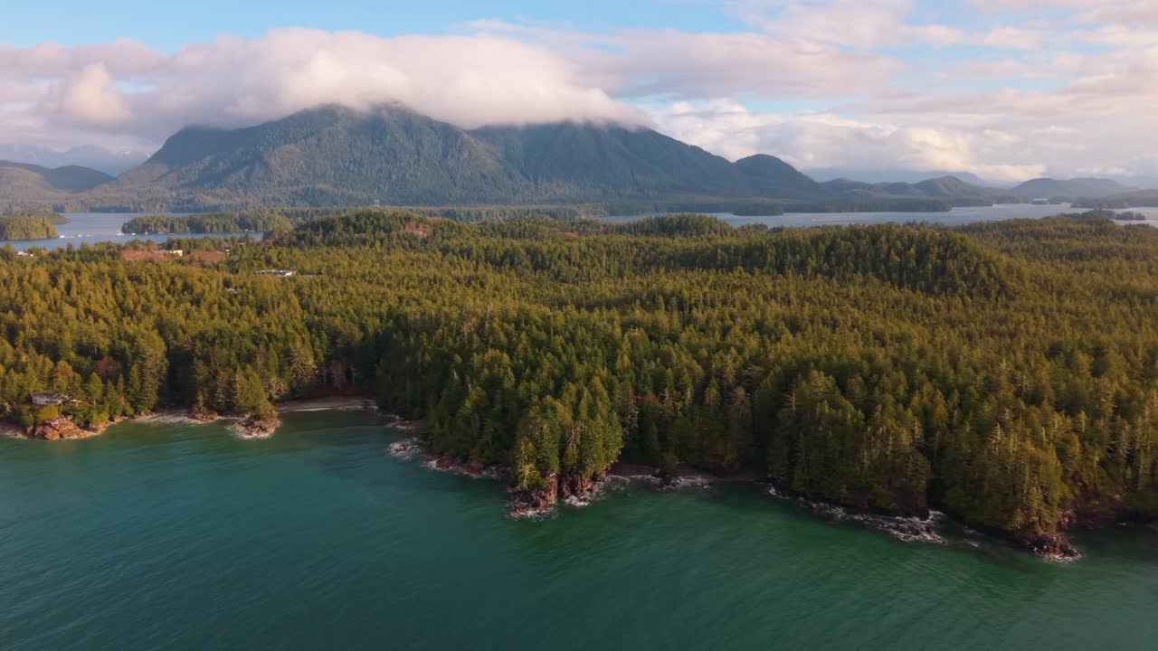 tomada de drone de tofino en la isla de vancouver que muestra colores de otoño, costa escarpada y olas del océano en una vista aérea panorámica.