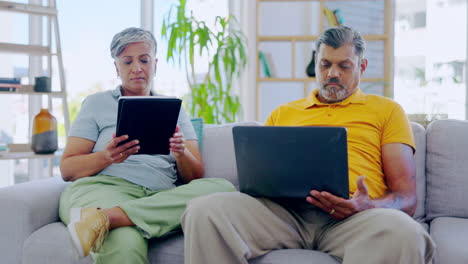 tableta, portátil y pareja de ancianos con casa