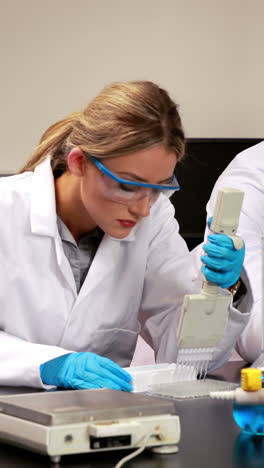 jóvenes científicos trabajando juntos en el laboratorio