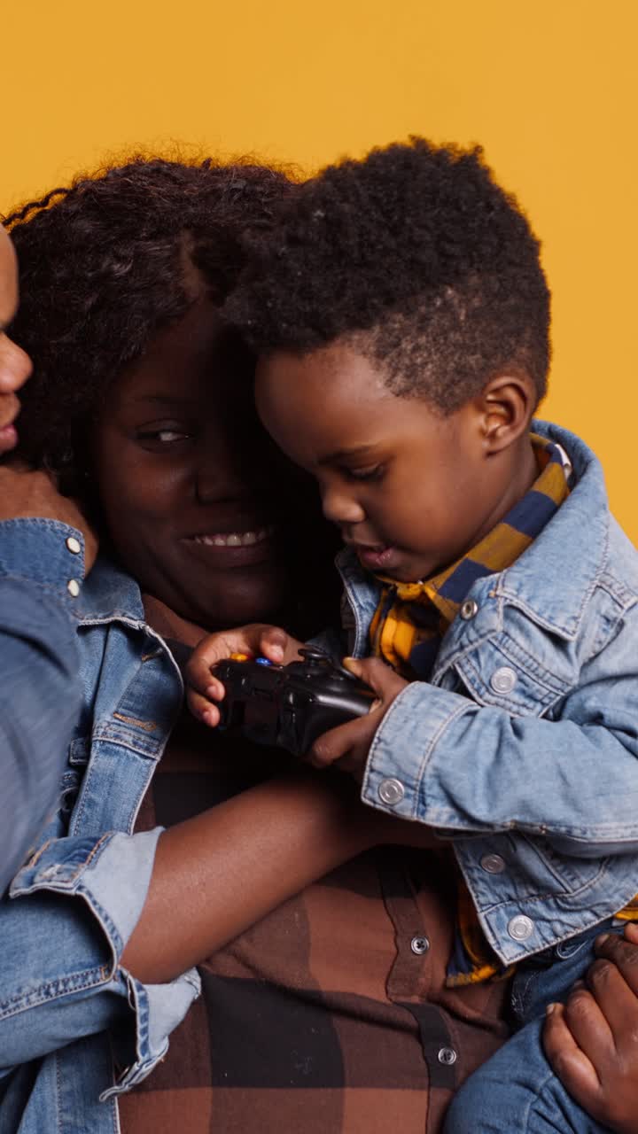 Felice famiglia afroamericana che gioca insieme ai videogiochi