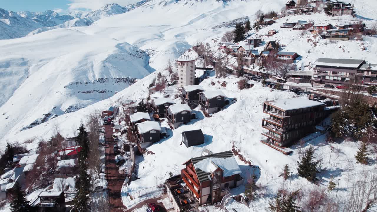 Hotellboende och stugor vid skidorten Farellones i Anderna-dalen nära Santiago, Chile