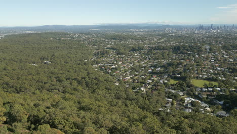 Monte-Gravatt-Mirando-Hacia-La-Ciudad-De-Brisbane,-Australia,-Panorámica-A-60-Fps.