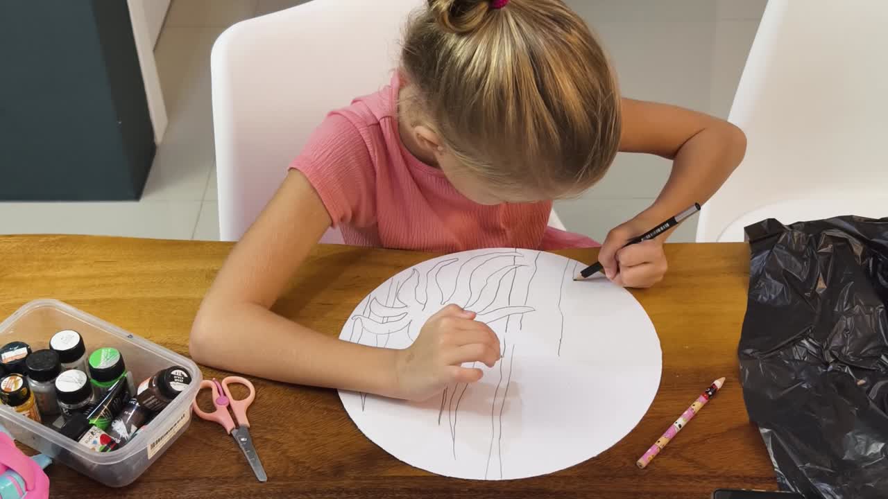 niño dibujando en una mesa