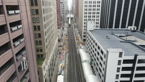 chicago l train in downtown area