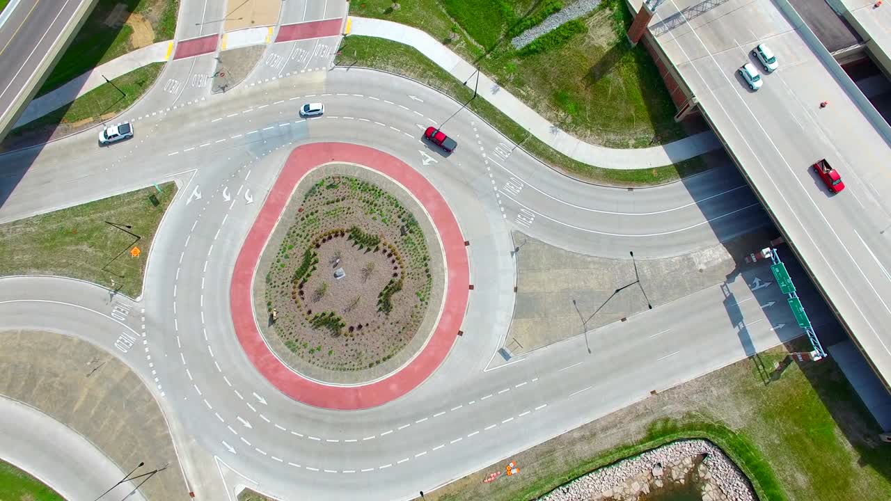lapso de tiempo aéreo escénico de la rotonda, tráfico conduciendo en círculo