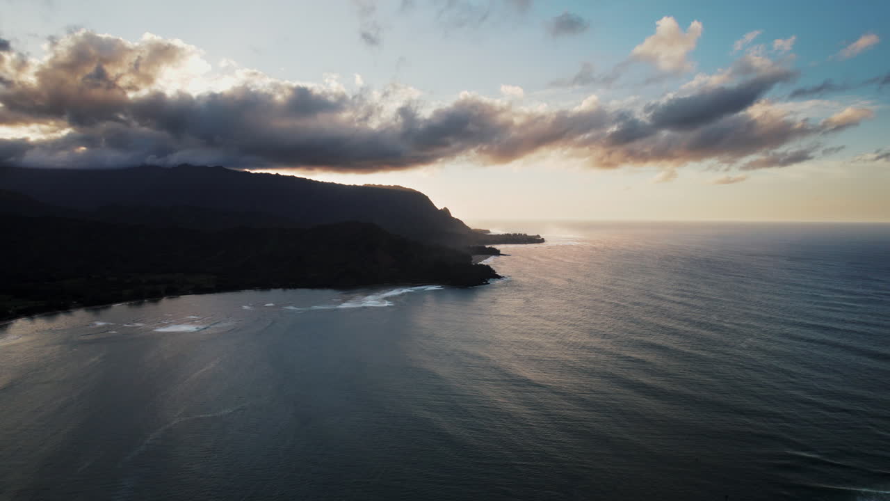 una toma de drones de la bahía de hanalei al atardecer en la isla de kauai, hawaii