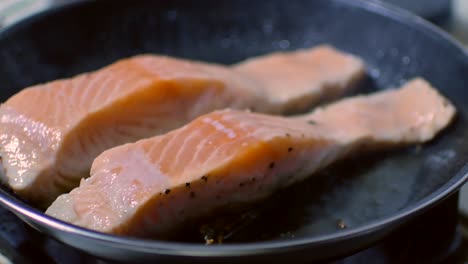 punto de vista del salmón fresco mientras se asa a la parrilla en bistec pan-slamon