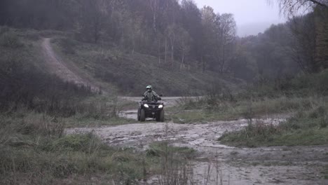 Ein-Mann-Fährt-Bei-Nebligem-Wetter-Mit-Einem-Mädchen-Quad