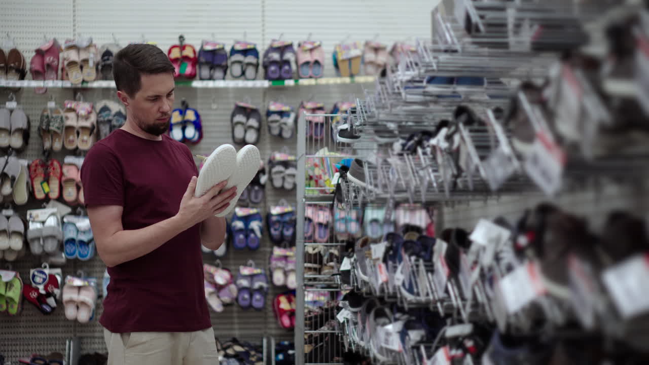 Homem comprando sapatos em uma sapataria