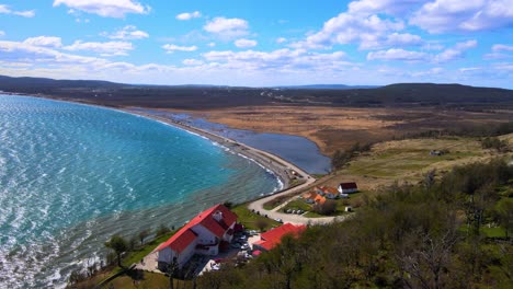 Disparo-De-Un-Dron-Sobrevolando-La-Hostería-Kaiken-En-Tierra-Del-Fuego,-Argentina