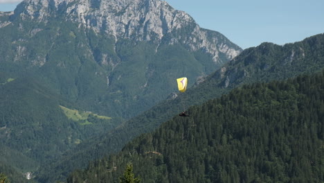 Fliegen-In-Den-Bergen,-Gleitschirmfliegen-In-Alpiner-Landschaft,-Freiheits--Und-Abenteuerkonzept,-Adrenalinsport,-Logartal-In-Slowenien