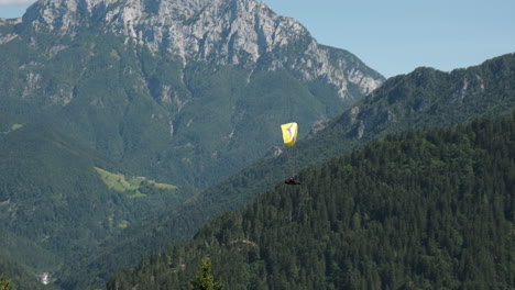 volando en las montañas, parapente en paisaje alpino, concepto de libertad y aventura, deporte de adrenalina, valle de logar en eslovenia
