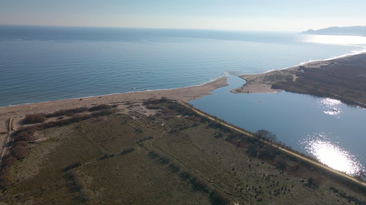 imágenes aéreas con drone de la playa de begur la gola del ter desembocadura del río aiguamolls del baix emporda