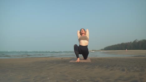 Stretching-Nach-Dem-Yoga-In-Der-Mittagssonne-Am-Schwarzen-Sandstrand