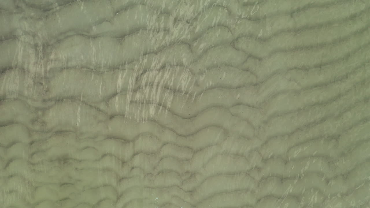 antena: primer plano del fondo del mar con olas en la superficie del mar