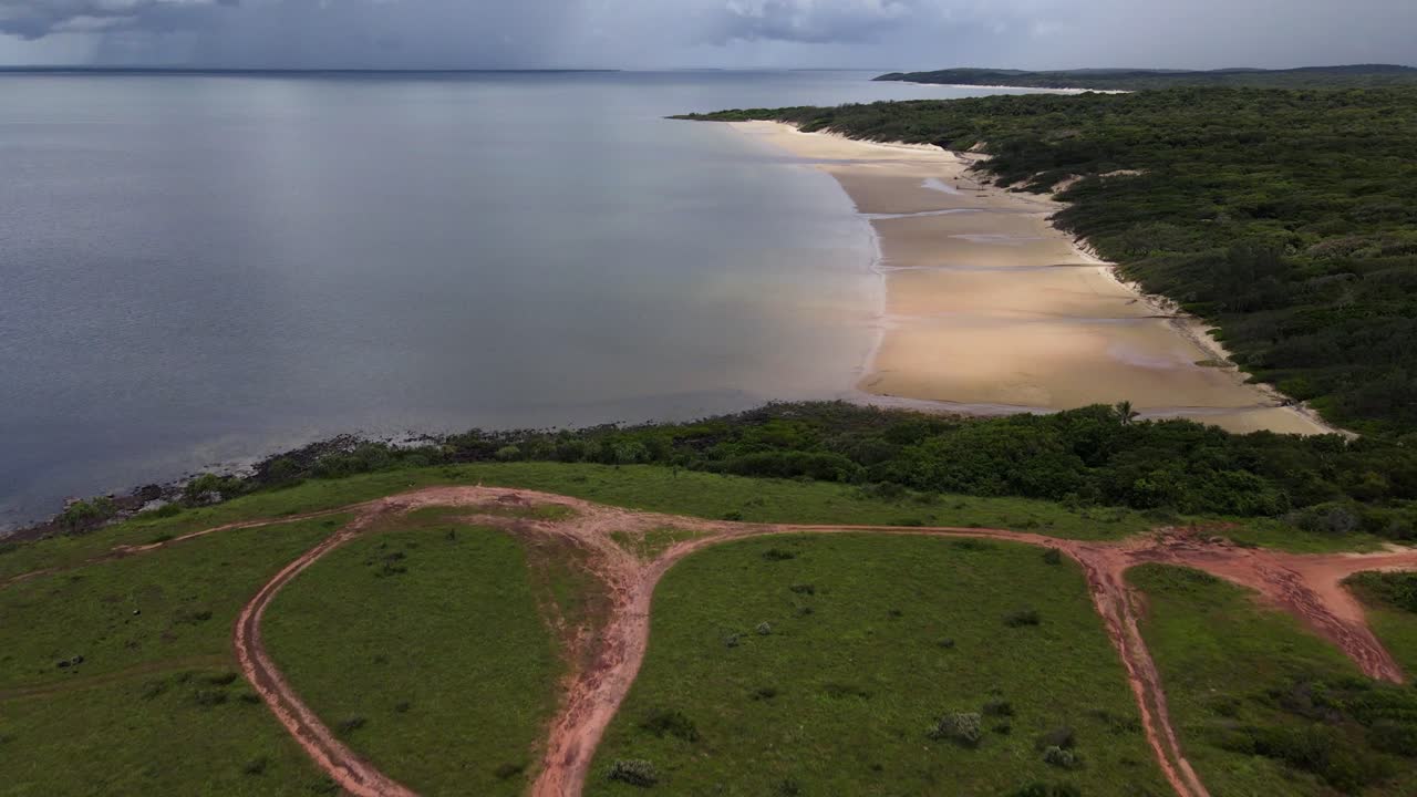 Una exuberante y remota costa de playa y promontorio en Cabo York, norte de Australia, capturada por dron aéreo. Pistas 4x4 y zonas de acampada. Clip 10