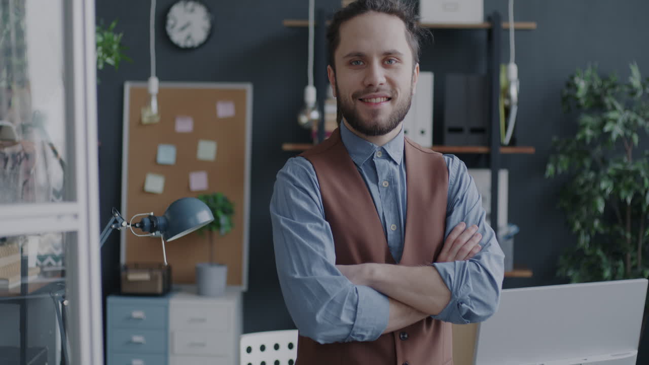 hombre de negocios confiado en la oficina moderna