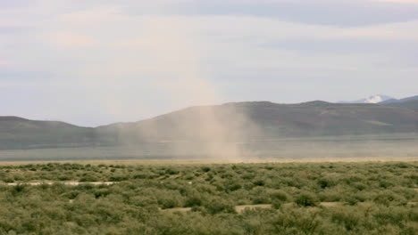 Schwenk-Mit-Staubteufel,-Der-über-Flugzeuge-In-Nevada-Vor-Der-Bergkette-Weht