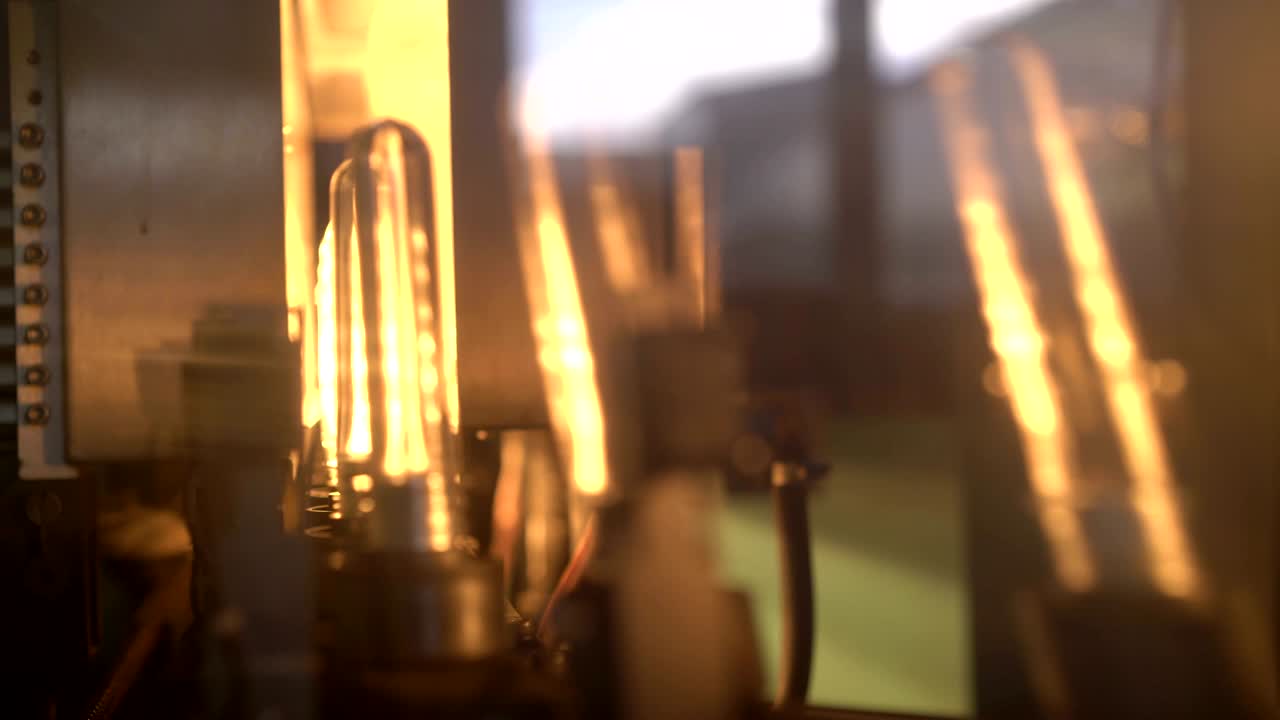 플라스틱 병을 생산하는 공장의 컨베이어.