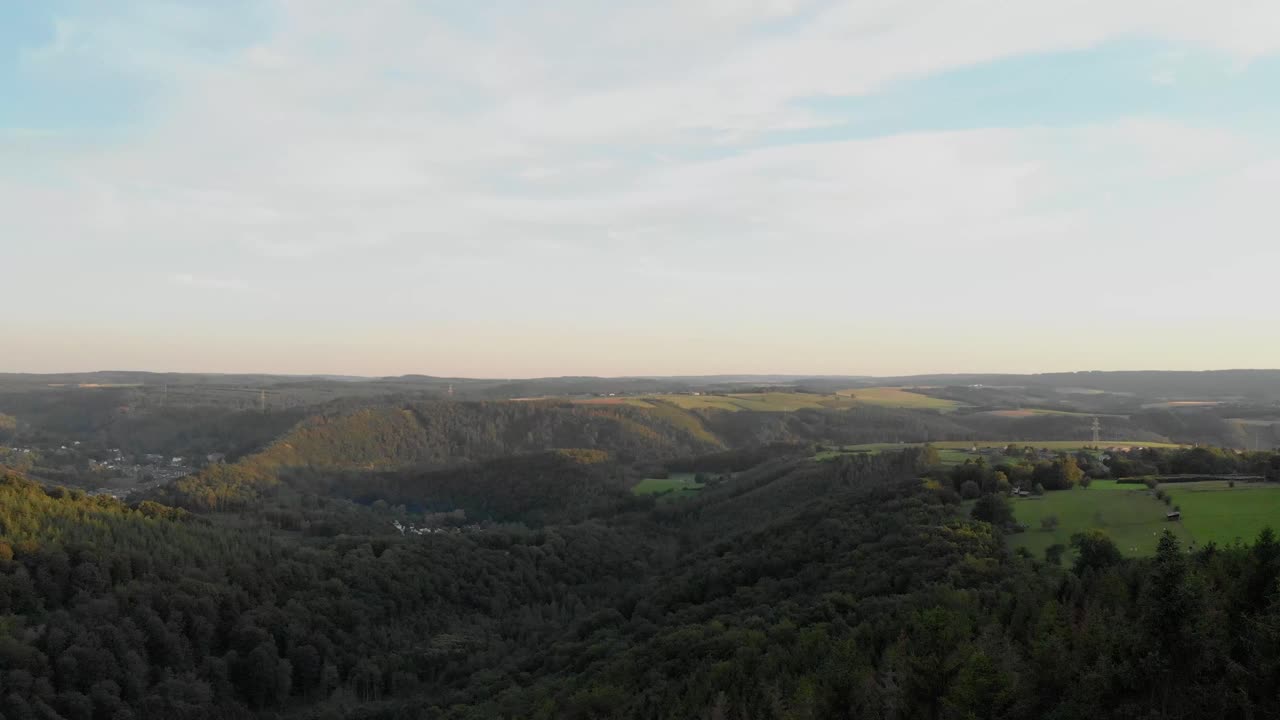 imágenes de drones de las ardenas belgas, la roche en ardenne, bélgica, europa, 4k, 25fps