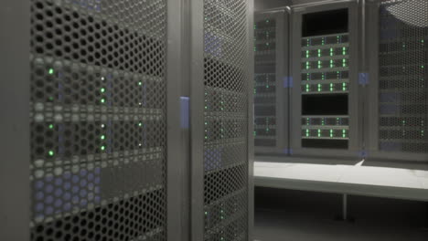 Toma-De-Un-Corredor-En-Un-Centro-De-Datos-En-Funcionamiento-Lleno-De-Servidores-En-Rack-Y-Supercomputadoras