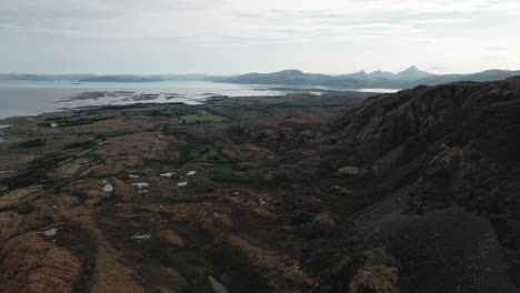 Paisaje-Montañoso-único-Y-Costa-Escénica-De-Leka-En-Trondelag-Noruega---Toma-Aérea