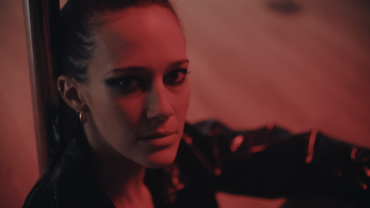 mujer en un club nocturno