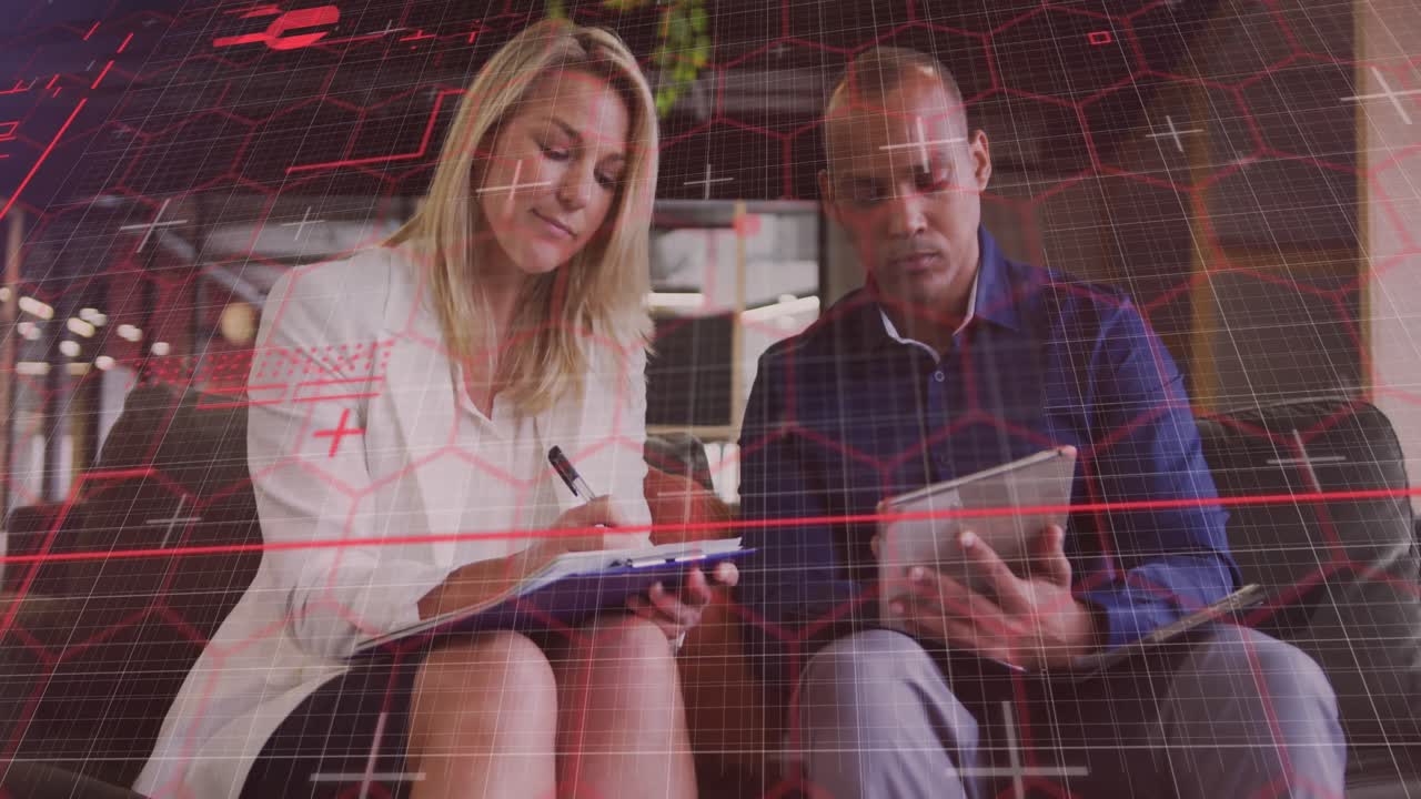 animación del procesamiento de datos sobre diversas personas de negocios que trabajan en la oficina