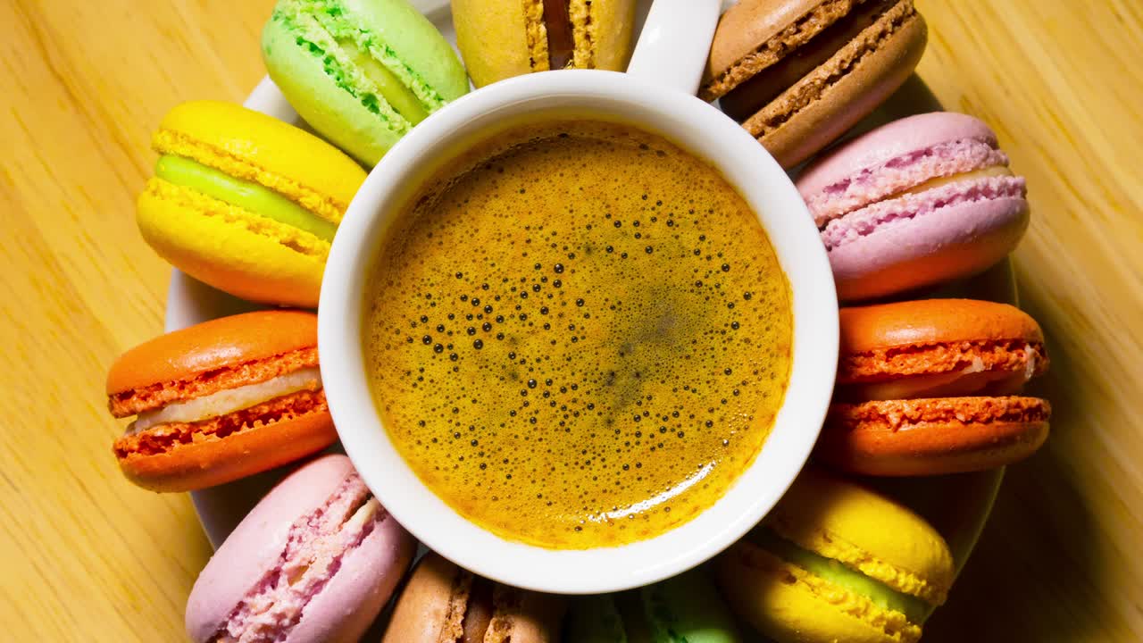 galletas de macarrón y taza de café gira