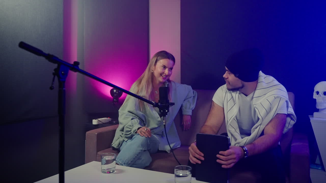 스튜디오에서 캐스트 인터뷰